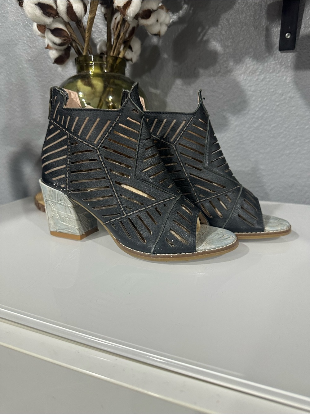 L’Artiste Angular Block Leather Shooties with Lacer Cut Design Sz 6 (36) - Picture 2 of 9